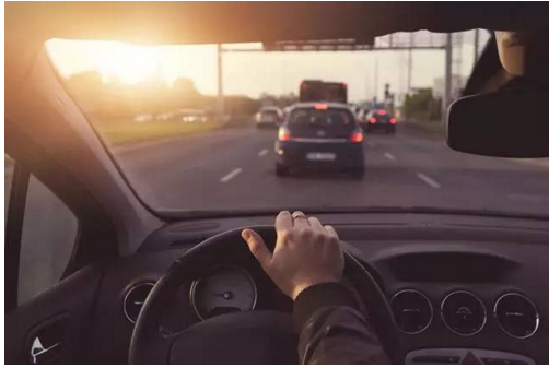 開車的這些陋習，據說會開車的人都犯過！別說你沒有！